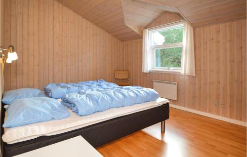 ブラーバンドにあるNice Home In Blvand With 4 Bedrooms, Sauna And Wifiのベッドルーム1室(青い枕のベッド1台付)