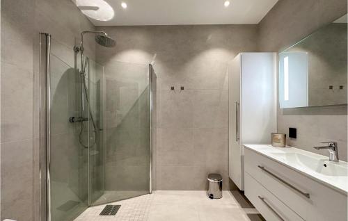 La salle de bains est pourvue d'une douche et d'un lavabo. dans l'établissement 3 Bedroom Beautiful Apartment In Haugesund, à Haugesund