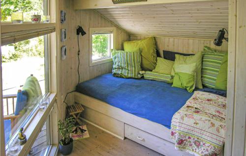 ジルレジェにあるNice Home In Gilleleje With 4 Bedrooms, Sauna And Wifiの小さな家のベッド付きの部屋