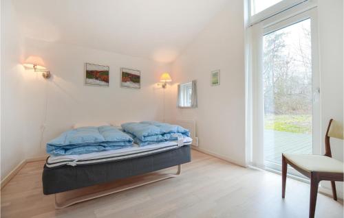 En eller flere senge i et værelse på Nice Home In Ebeltoft With 3 Bedrooms And Wifi