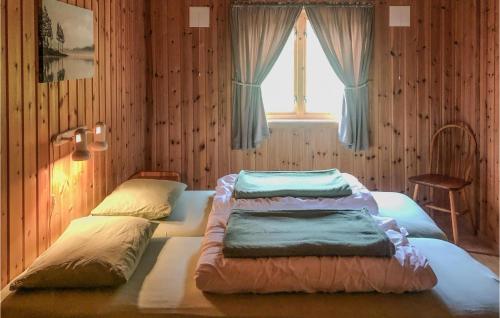 En eller flere senge i et værelse på 2 Bedroom Gorgeous Home In Olden