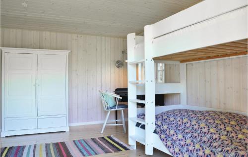 ホーンバックにあるAmazing Home In Hornbk With 3 Bedroomsのベッドルーム(二段ベッド1組、デスク付)