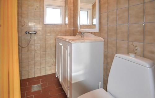 ein Bad mit einem WC und einem Waschbecken in der Unterkunft Awesome Home In Hvide Sande With Indoor Swimming Pool in Hvide Sande