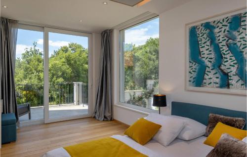 een slaapkamer met een bed en een groot raam bij Villa Margo loretta in Šmrika