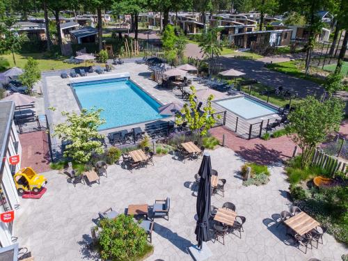 an overhead view of a pool with tables and chairs at TopParken – Bospark Ede in Ede