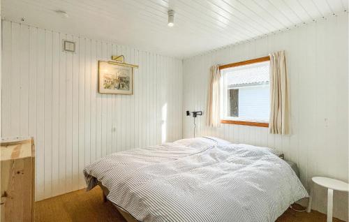 SpidsegårdにあるStunning Home In Nex With Kitchenの白いベッドルーム(ベッド1台、窓付)