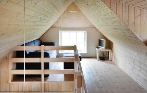 ein Hochbett in einem winzigen Haus mit einer Treppe in der Unterkunft Lovely Home In Ulfborg With Kitchen in Sundhuse