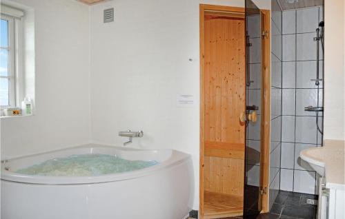 eine Badewanne im Bad mit Dusche in der Unterkunft Lovely Home In Ulfborg With Kitchen in Sundhuse