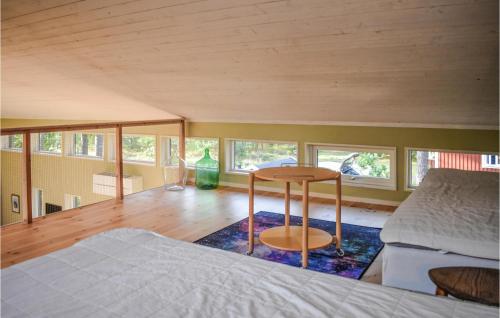 een slaapkamer met een bed en een tafel in een kamer bij Gorgeous Home In Frjestaden With Wifi in Färjestaden