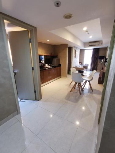 Una cocina o zona de cocina en Warhol Residence Semarang Simpang Lima