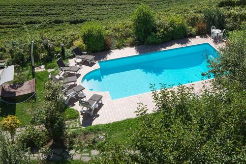 an overhead view of a swimming pool with lounge chairs at Residence delle Rose in Barolo
