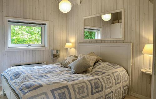 ホーンバックにあるStunning Home In Hornbk With 3 Bedrooms, Sauna And Wifiのベッドルーム1室(窓2つ、ランプ2つ付)