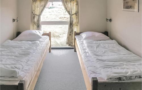 クリムトラにあるBeautiful Home In Thisted With 4 Bedrooms, Sauna And Wifiの窓付きの部屋 ベッド2台