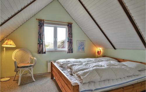 Llit o llits en una habitació de Nice Home In Hvide Sande With Kitchen