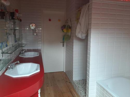 baño con 2 lavabos y encimera roja en chambre deux personnes, lit pour Bébé, en Verlhac-Tescou