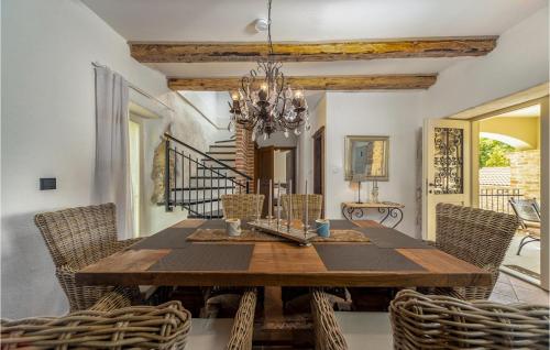 ein Esszimmer mit einem Holztisch und Stühlen in der Unterkunft Villa Mirys Hideaway in Dobrinj