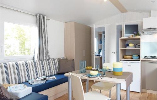 ヴィデ・サンデにある2 Bedroom Stunning Home In Hvide Sandeのリビングルーム(テーブル、青いソファ付)