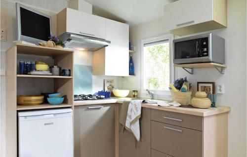 維澤桑訥的住宿－2 Bedroom Stunning Home In Hvide Sande，厨房配有白色橱柜和台面