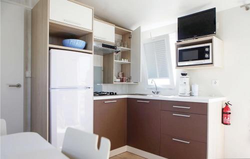 ヴィデ・サンデにある2 Bedroom Stunning Home In Hvide Sandeの小さなキッチン(冷蔵庫、電子レンジ付)
