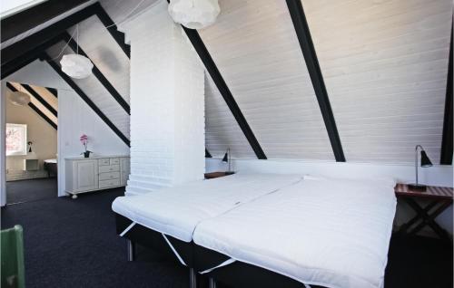 YderbyにあるStunning Home In Sjllands Odde With Kitchenの- ロフトのベッドルーム(白いベッド付)
