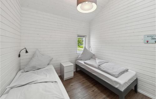 twee bedden in een kamer met witte muren en houten vloeren bij Nice Home In Krems Ii-warderbrck With House A Panoramic View in Göls