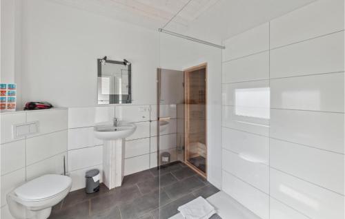een witte badkamer met een toilet en een wastafel bij Nice Home In Krems Ii-warderbrck With House A Panoramic View in Göls