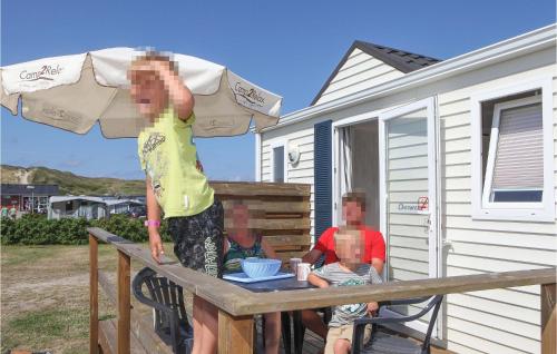 ヴィデ・サンデにあるGorgeous Home In Hvide Sande With Indoor Swimming Poolの傘下のテーブルに座る二人