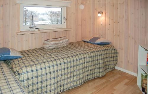 Oksbølにある3 Bedroom Beautiful Home In Oksblのベッドルーム1室(ベッド1台、プライド毛布、窓付)