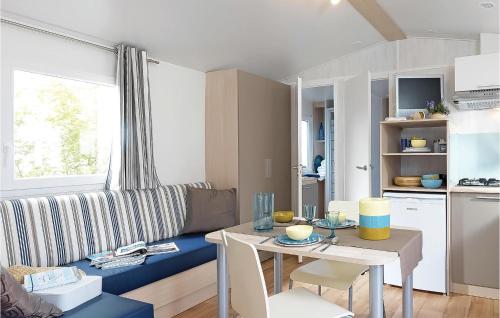 ヴィデ・サンデにあるBeautiful Home In Hvide Sande With 2 Bedrooms, Wifi And Indoor Swimming Poolのリビングルーム(テーブル、青いソファ付)