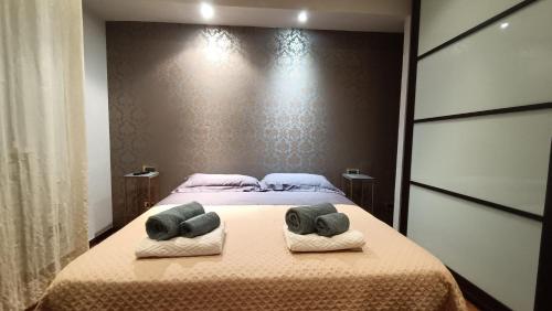 a bedroom with a bed with two towels on it at DOMUS VACANZE ROMANE in Rome