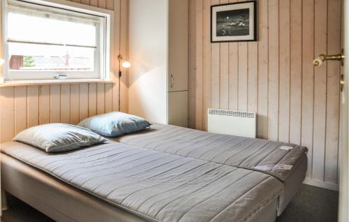 オテルプにあるAmazing Home In Otterup With 3 Bedrooms, Sauna And Wifiの窓付きの部屋のベッド1台