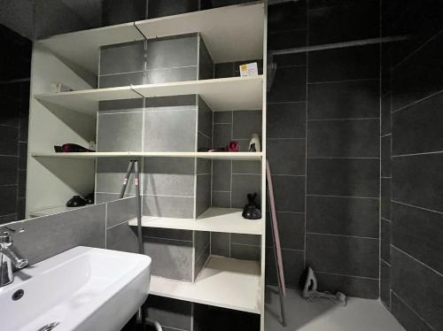 W łazience znajduje się umywalka, toaleta i prysznic. w obiekcie Immense Studio EmpireDamansara/WiFi/Netflix w mieście Petaling Jaya