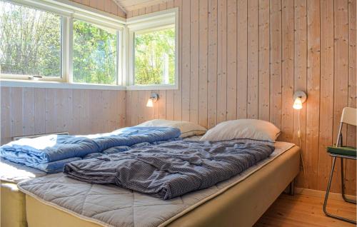ジルレジェにあるBeautiful Home In Gilleleje With 3 Bedrooms, Sauna And Wifiの枕2つが備わるドミトリールームのベッド1台分です。