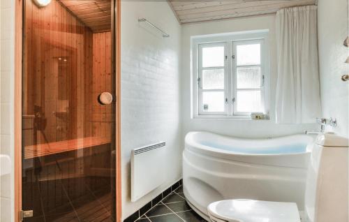 Fjand GårdeにあるHavhusetの白いバスルーム(トイレ、シャワー付)