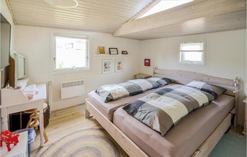 1 dormitorio con 2 camas y tragaluz en 2 Bedroom Pet Friendly Home In Hornslet en Hornslet