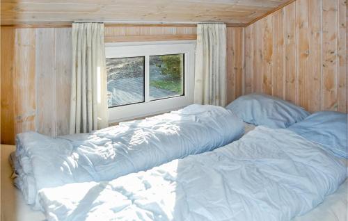 ブラーバンドにあるAmazing Home In Blvand With 3 Bedrooms, Sauna And Wifiの窓付きの客室の大型ベッド1台分です。