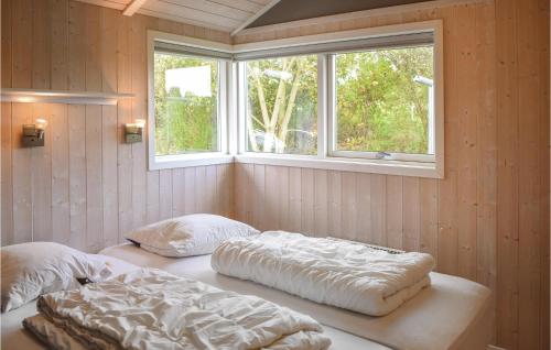 エーベルトフトにあるAmazing Home In Ebeltoft With 3 Bedrooms And Wifiの2ベッド 2窓付きの部屋