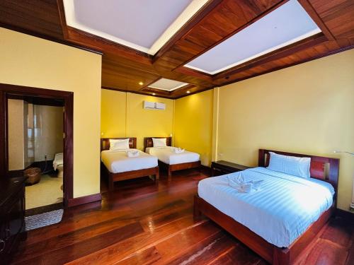 Кровать или кровати в номере Villa Phonethip Mekong Riverside