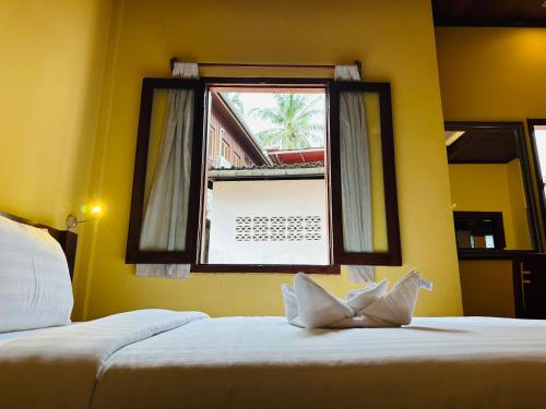 Кровать или кровати в номере Villa Phonethip Mekong Riverside