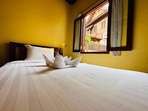 Кровать или кровати в номере Villa Phonethip Mekong Riverside