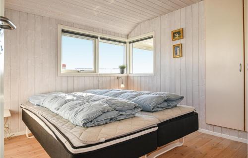 HalkærにあるBeautiful Home In Ringkbing With Wifiの枕2つが備わるドミトリールームのベッド1台分です。