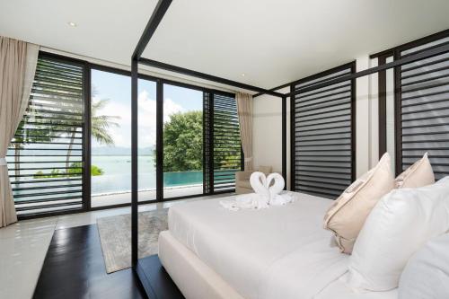 Katil atau katil-katil dalam bilik di Full Seaview 5BR Villa Serenity, Elite Living at Cape Yamu
