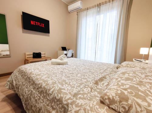 Un dormitorio con una cama con un edredón blanco. en Casa Emma, en Pescara