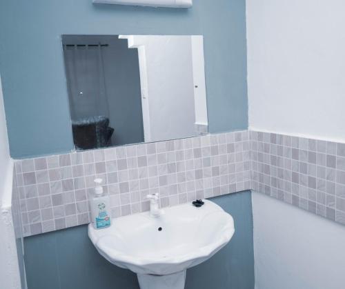 Ένα μπάνιο στο Haven Hearts Apartments