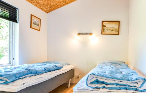 Un dormitorio con una cama con sábanas azules. en Nice Home In Borup With Wifi, en Borup