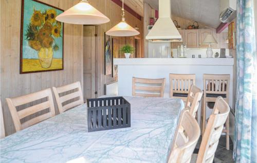 ヘンネ・ストランドにあるAmazing Home In Henne With 3 Bedrooms, Sauna And Wifiのダイニングルーム、キッチン(テーブル、椅子付)