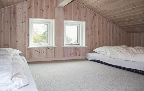 duas camas num quarto com duas janelas em Stunning Home In Vestervig With Wifi em Vestervig
