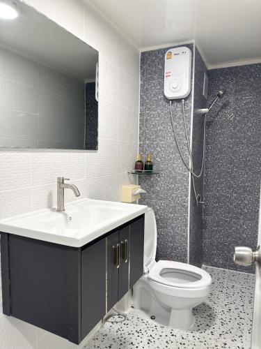 a bathroom with a sink and a toilet and a shower at NK hostel 31 in Ban Bang Phang