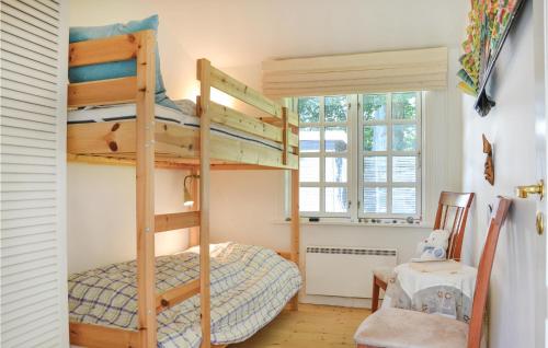 ジルレジェにあるBeautiful Home In Gilleleje With 2 Bedrooms And Wifiのベッドルーム1室(二段ベッド2組付)