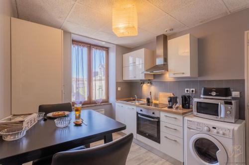 La cuisine est équipée d'une table et d'un four micro-ondes. dans l'établissement Le République-Gare-Centre ville, à Bourgoin-Jallieu